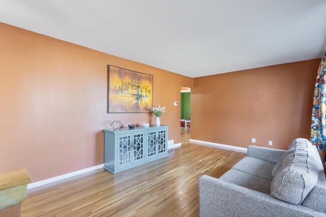 Foto del edificio - 5800 Moore Lake Dr W