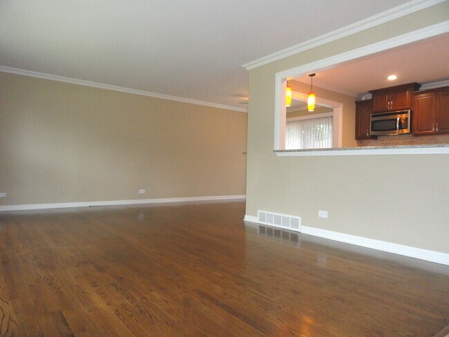 Foto del edificio - 596 Maple Ave