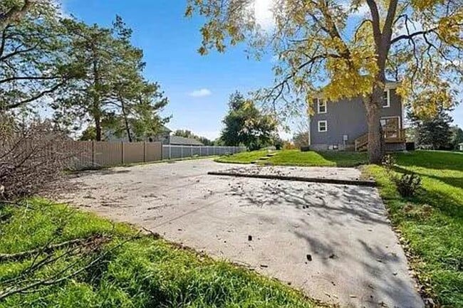 Building Photo - 4 Bedroom 1 Bath