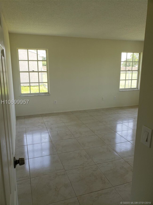 Building Photo - 1653 SE North Blackwell Dr