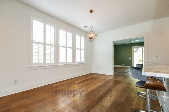 Foto del edificio - 4BR/3BA Modern Downtown Home with Fenced-In Yard