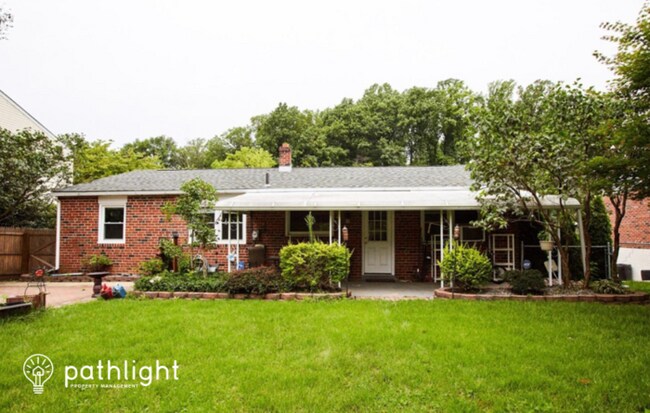 Foto del edificio - 418 Camelot Drive