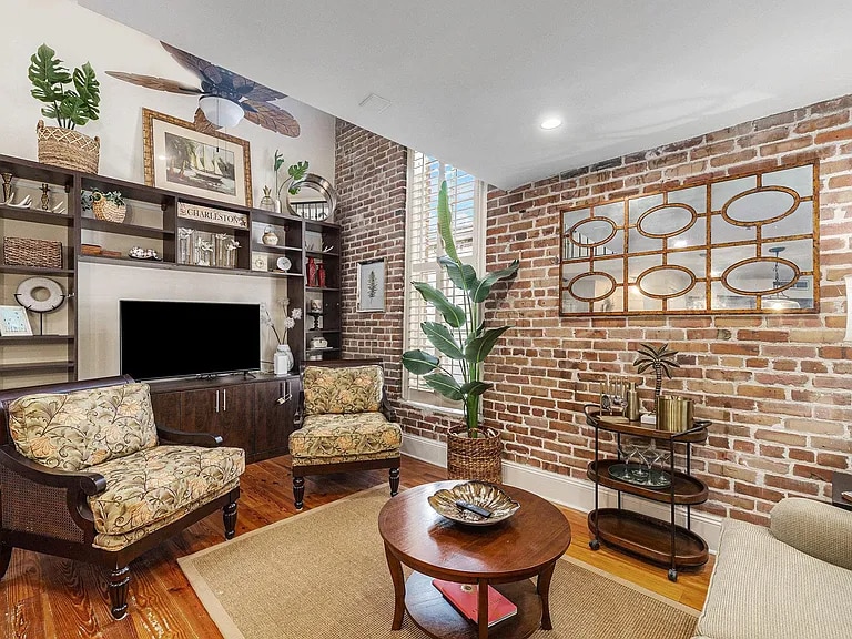 Primary Photo - 157 Calhoun St