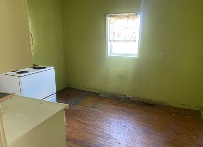 Foto del edificio - Now Available!  In Town! - $390 Month / $800 Down