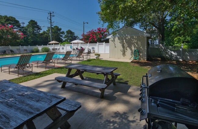 Building Photo - Chapel Lake Apartments