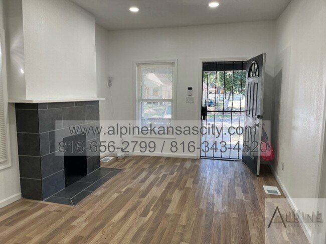 Foto del edificio - Updated NE Home, Off Street Parking, Secti...