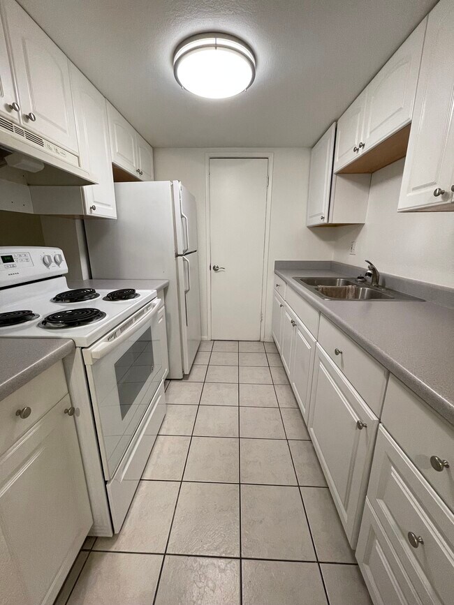 Building Photo - 4040 W Mesquite Ln