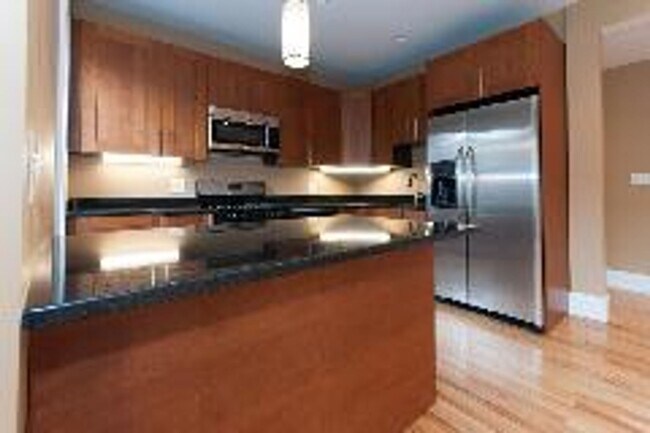 Foto del edificio - Huge 5 Bed/2 Bath Right On The B Line! Short Walk To Cleveland Circle