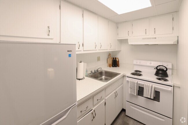 1 habitación, 1 baño - 700 pies cuadrados - Cocina - Hamilton House - $500 Move In Special Month