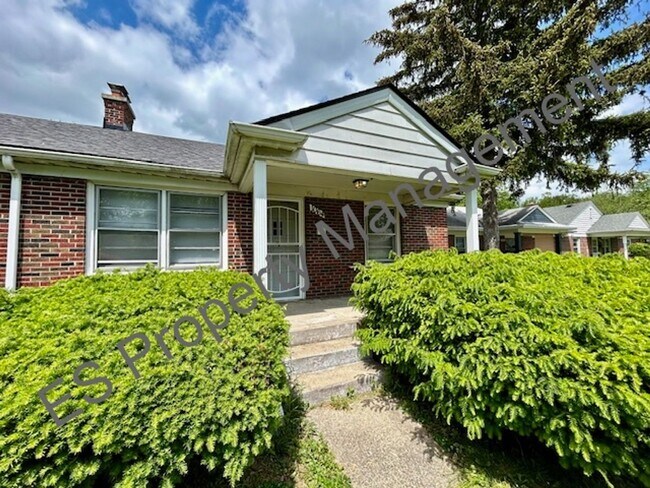 Foto del edificio - Brick 2 Bedroom, 1 full bath 1/2 duplex on...