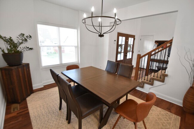 Building Photo - Pet Friendly Three Bedroom with Bonus!