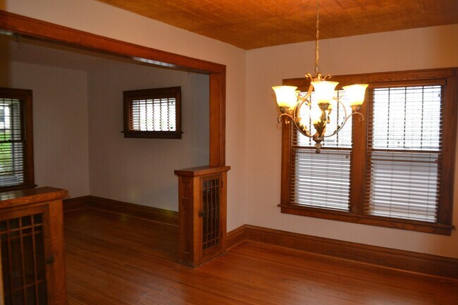 Building Photo - Historic Downtown Single Family Home for R...