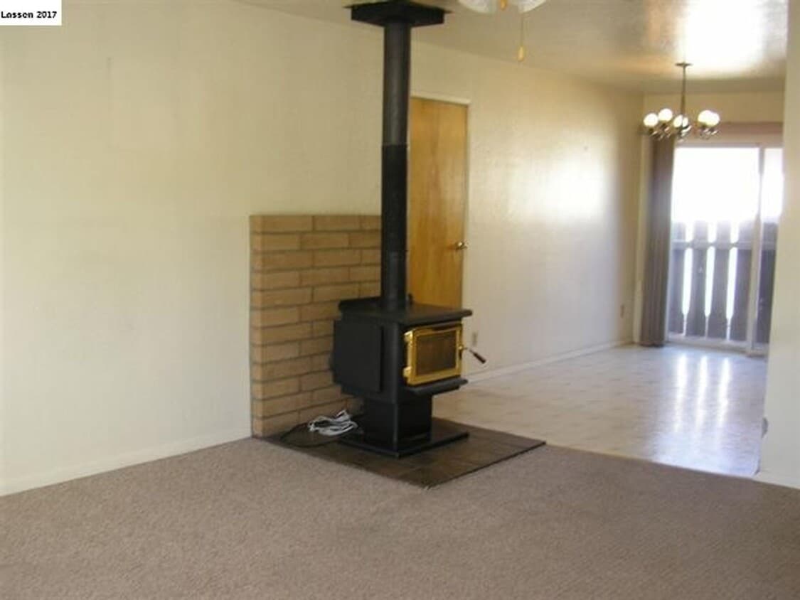 Building Photo - THREE BEDROOM TWO BATH HOME!