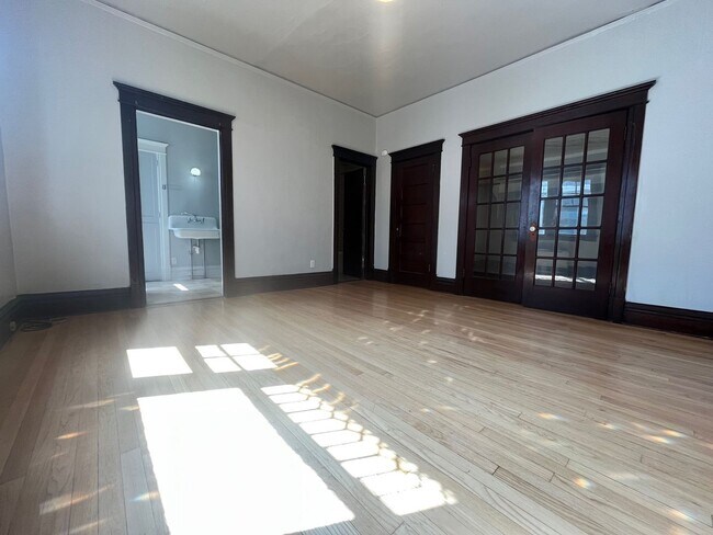 Foto del edificio - Large Renovated Studio in Unbeatable U Dis...