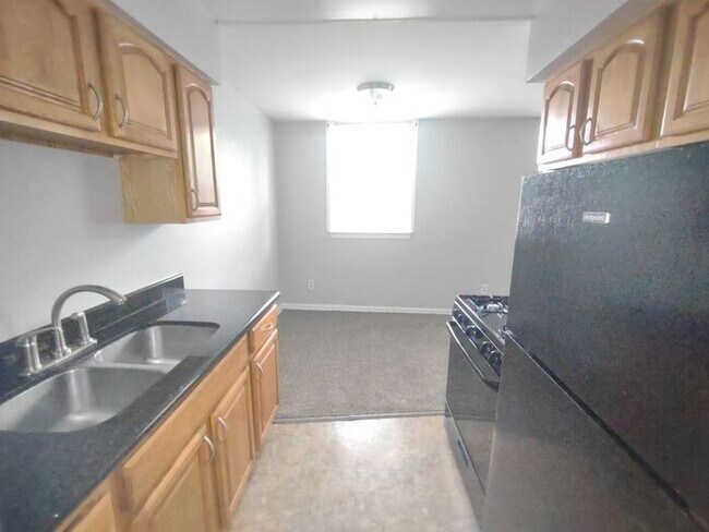 Building Photo - 2 Bedroom - Spacious Parma Apartment!