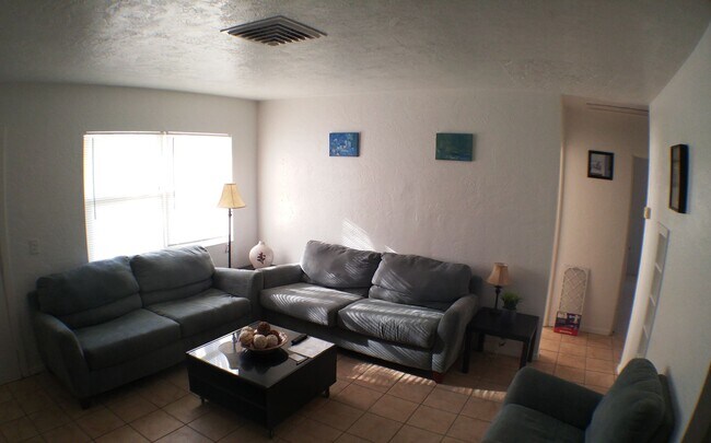 Building Photo - Charming 3 bedroom