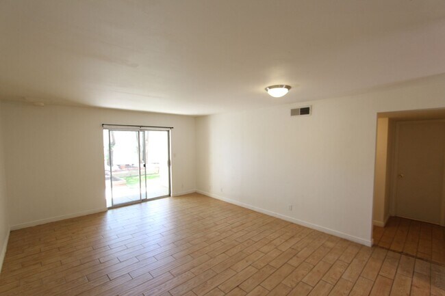 Foto del edificio - Ground-Level 2 Bedroom Condo in Pineview Village | Covered Parking + Storage