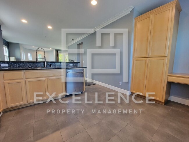 Building Photo - Beautifully Updated 2/2 with 2 Car Garage,...