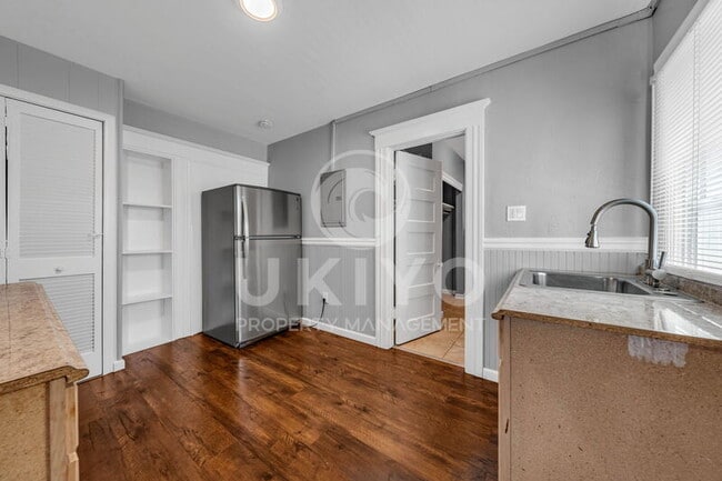 Building Photo - 627 55th St