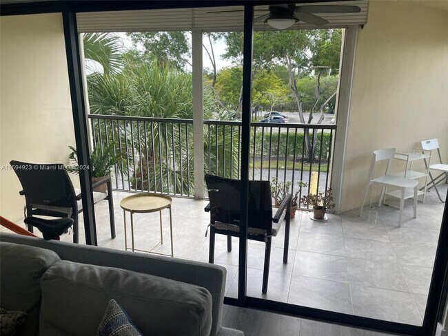 Foto del edificio - 491 Racquet Club Rd