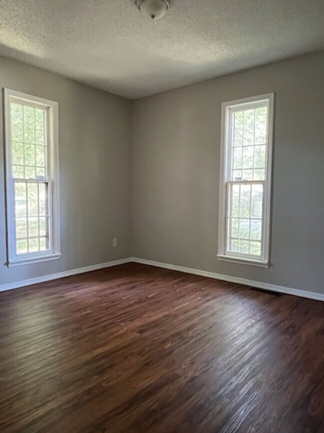 Building Photo - Beautiful 3 bedroom 1.5 bath stone work th...