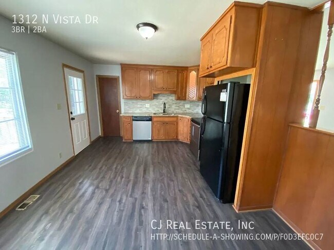 Building Photo - 1312 N Vista Dr