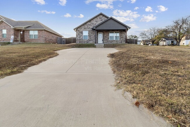 Building Photo - 931 N Barrett Ave