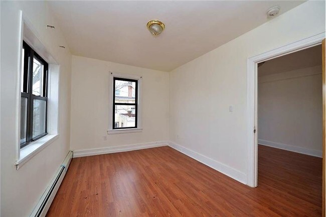 Foto del edificio - 4 Milton Ave