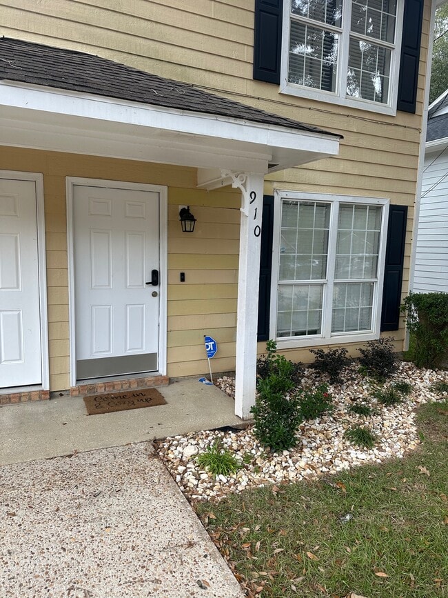 910 McCay Ave, Mobile, AL 36609 Townhome Rentals in Mobile AL