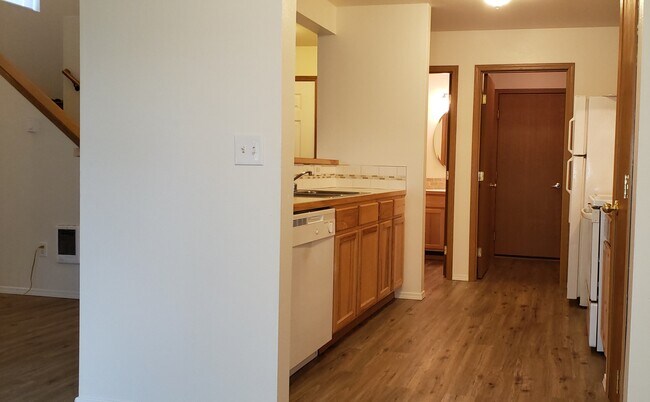 as well as a Hotpoint oven and fridge. - 943 College Ln NE