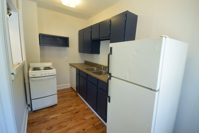 Building Photo - 3732 Southwest Trfy
