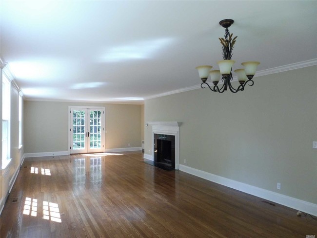 Foto del edificio - 64 Cove Neck Rd