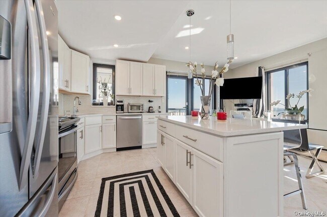 Foto del edificio - 100 W Broadway