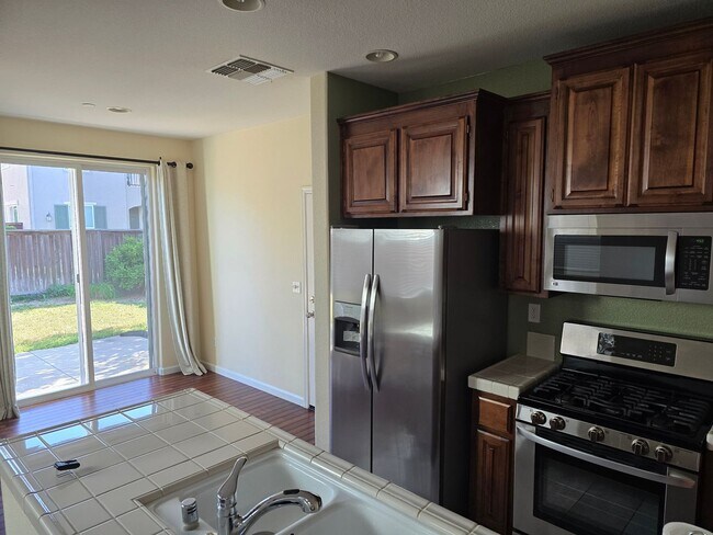 Building Photo - COMING SOON! Beautiful 3 bedroom 2 Bath ho...