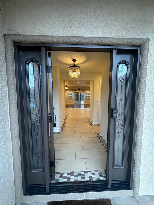 Building Photo - Gorgeous, 3 bedroom, 2.5 bath home, ready for move in