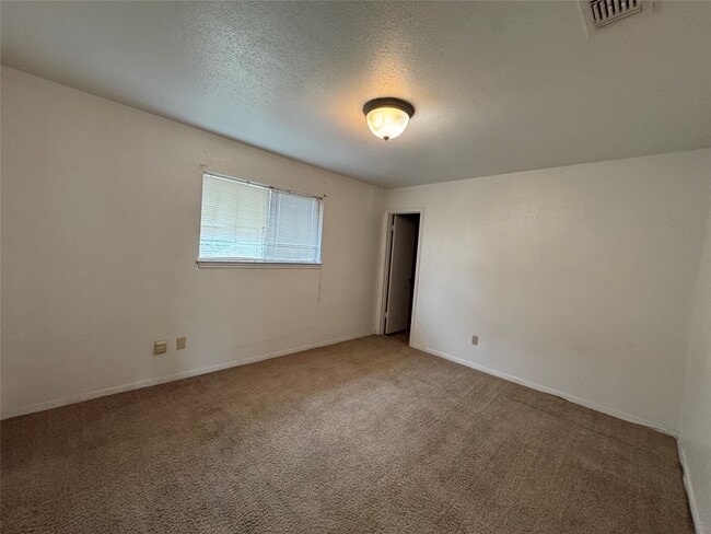 Building Photo - 3213 Hirschfield Rd