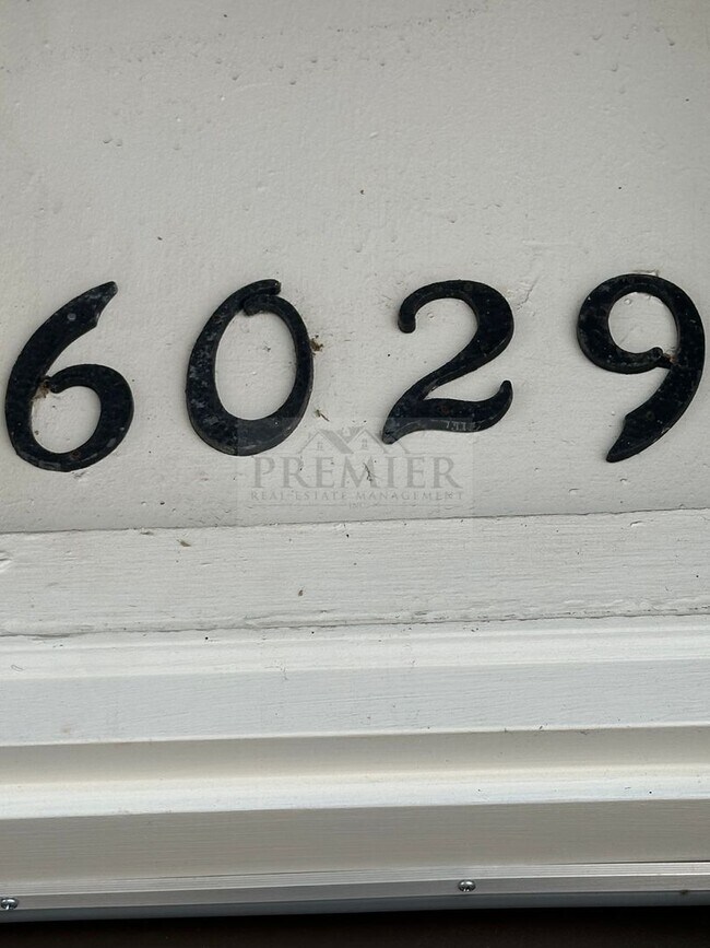 Foto del edificio - 6029 Barton Ave