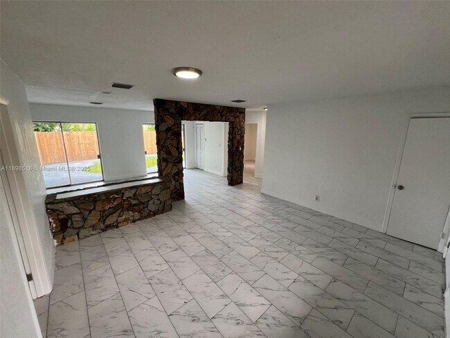 Foto del edificio - 4421 NW 33rd St