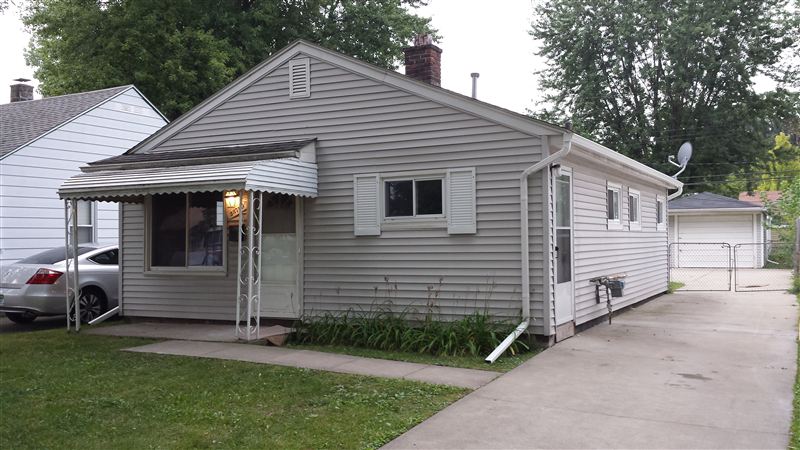 Primary Photo - 23749 Melville Ave