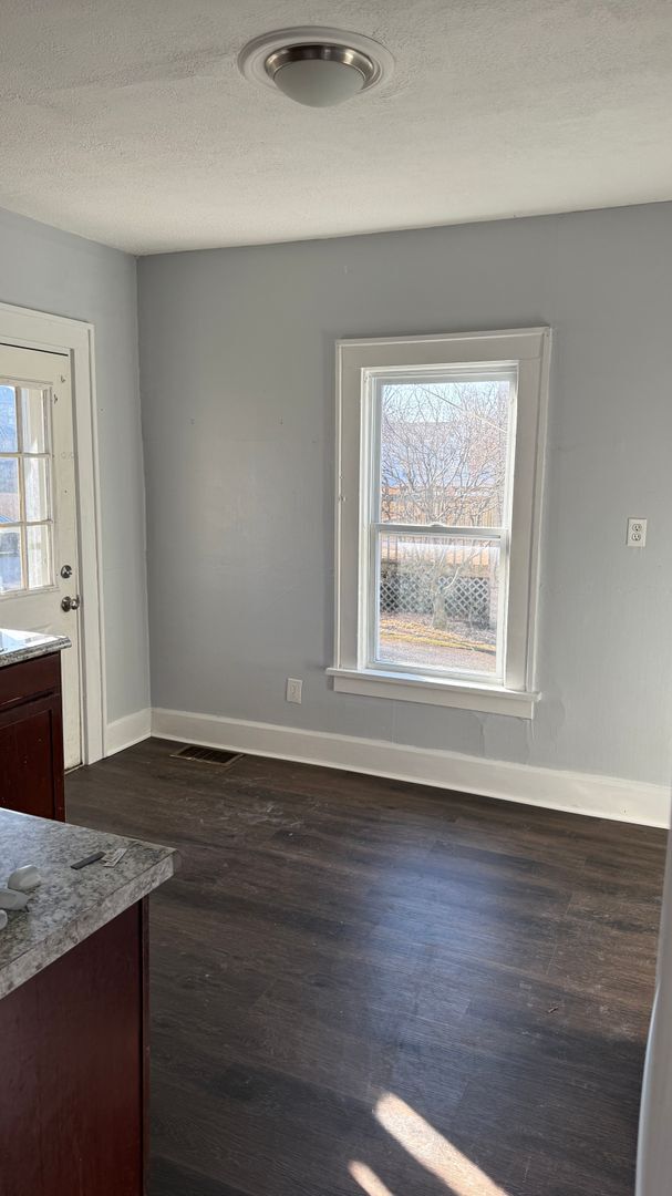 Building Photo - 3 bedroom single family home