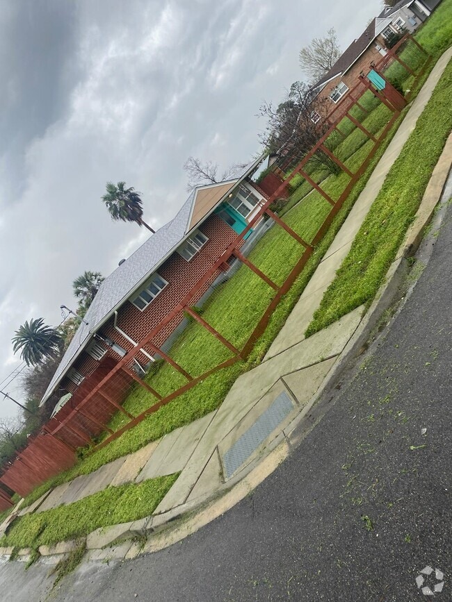 Building Photo - 6900 E Laverne St