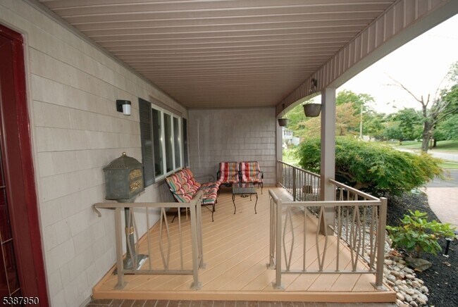 Foto del edificio - 25 Hughes Rd