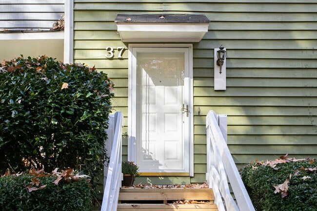 Building Photo - 3 bedroom, 2.5 bath townhome in GREAT Durh...
