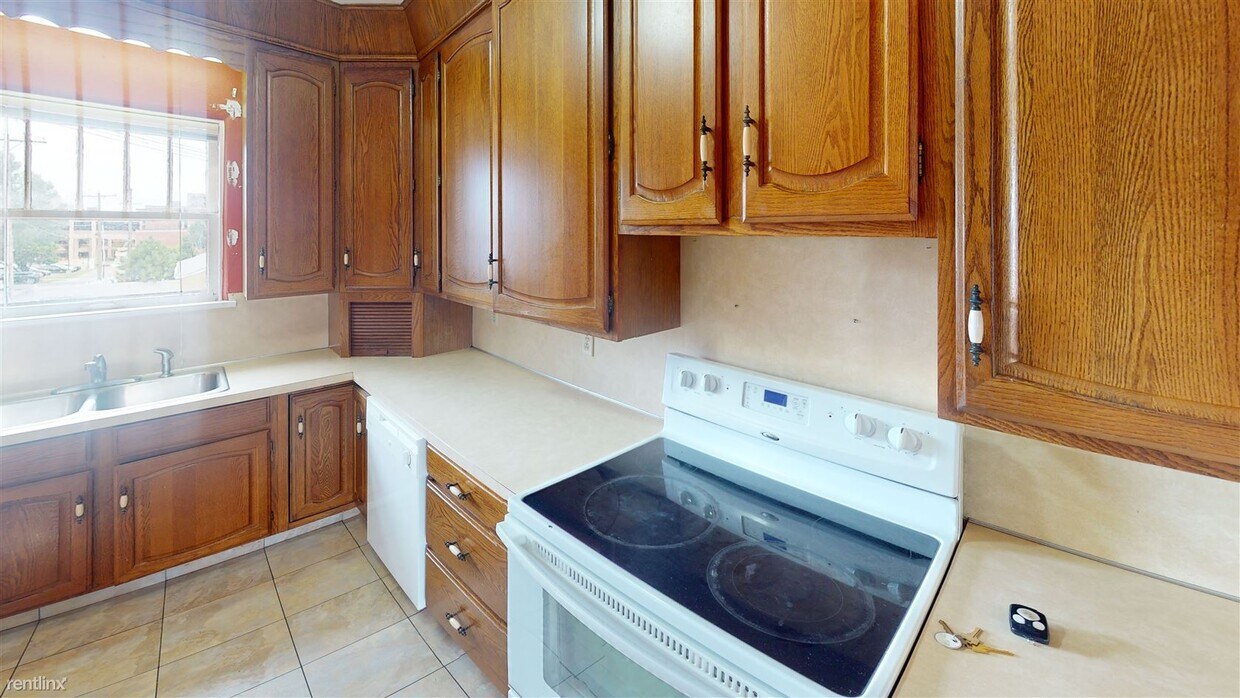 Building Photo - 3 br, 2 bath House - 811 E Avenue B