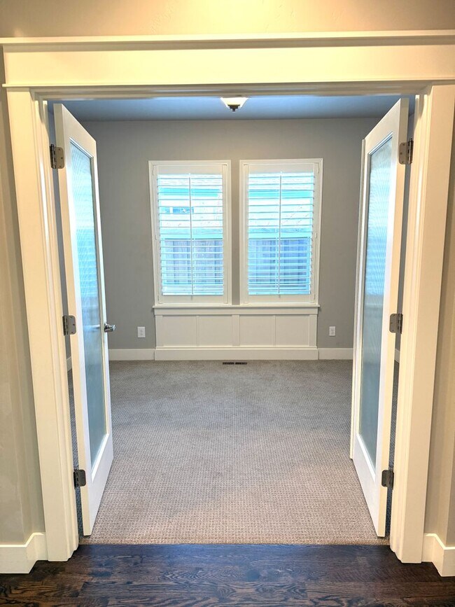 Building Photo - Spacious  Home in Paramount