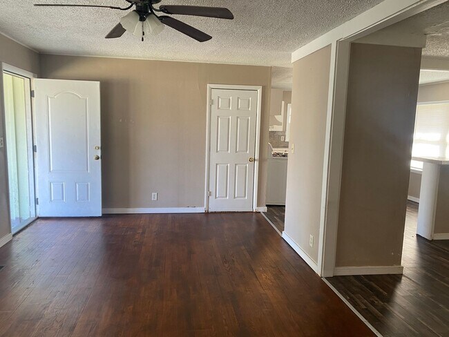 Foto del edificio - 1672 S Maple Ave