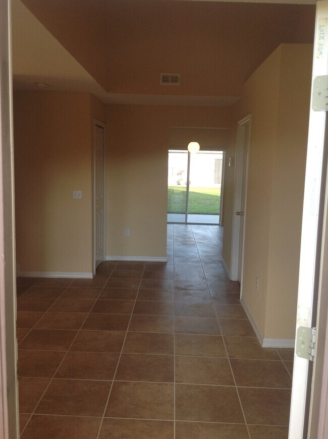 Foto del edificio - Spacious 4 Bed home in Wetherbee Lakes Estates !!