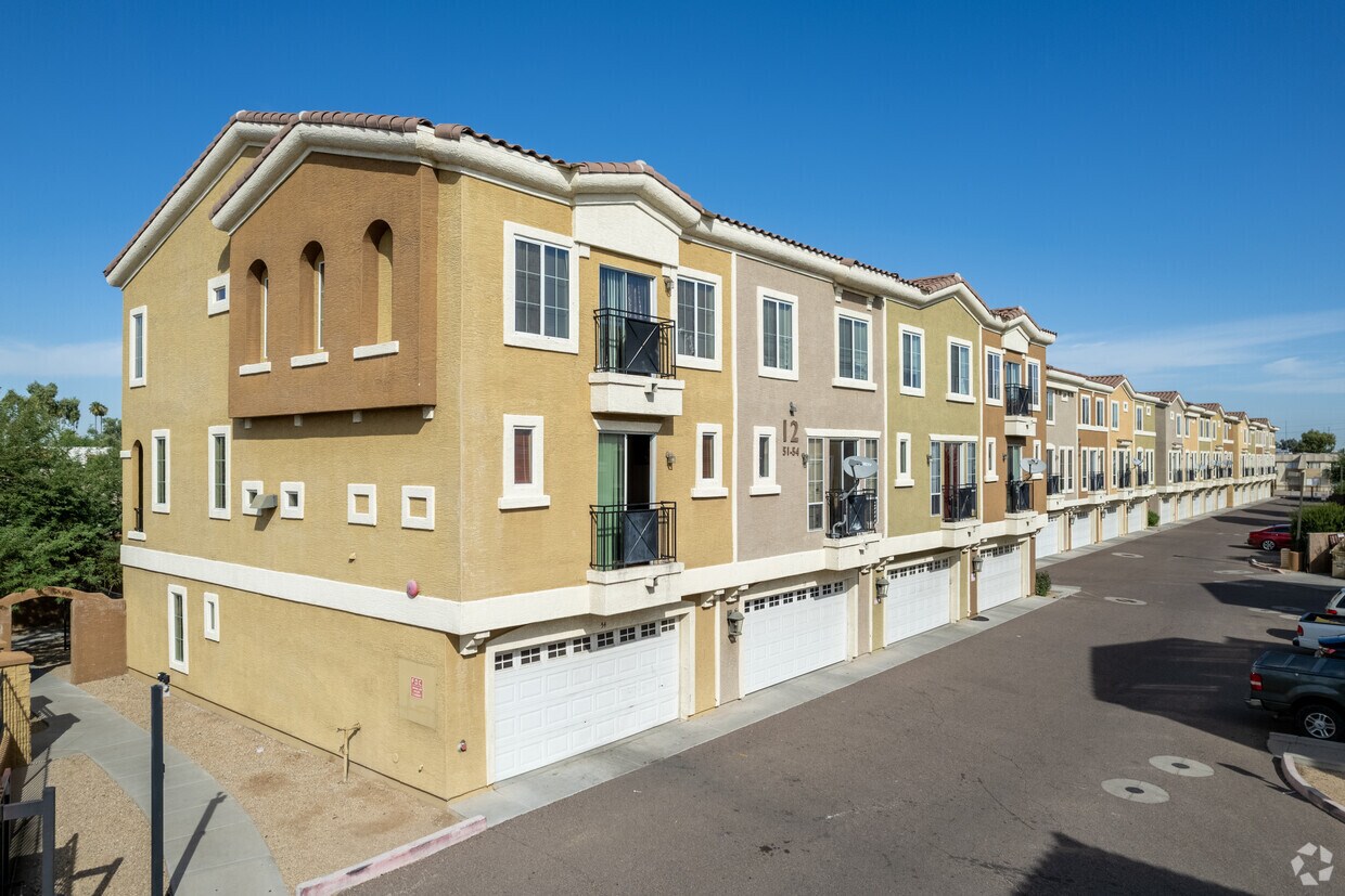 Primary Photo - 2450 W Glenrosa Ave