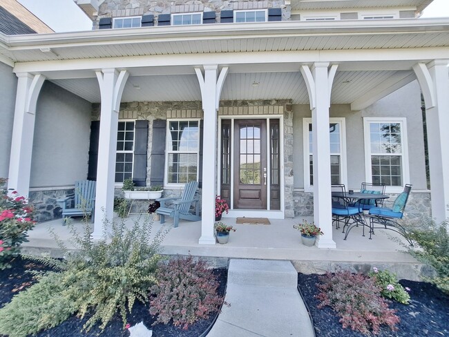 Building Photo - 5 Bed / 3-1/2 Bath Single Family Home