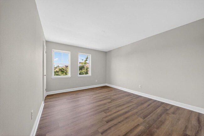 Building Photo - Bright 1 Bedroom Home with Refreshed Interior & In-Unit Laundry